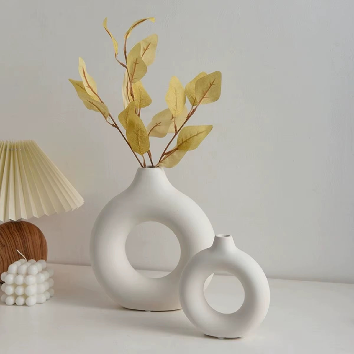 1Pc Imitation Ceramic Pure White Vase Decorative Vase Single Branch Flower Arranging Ornament Donut Design Flowerpot Table Decor