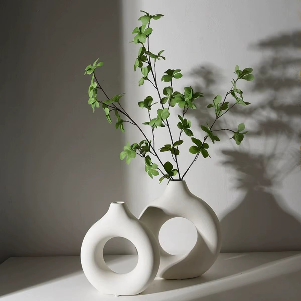 1Pc Imitation Ceramic Pure White Vase Decorative Vase Single Branch Flower Arranging Ornament Donut Design Flowerpot Table Decor